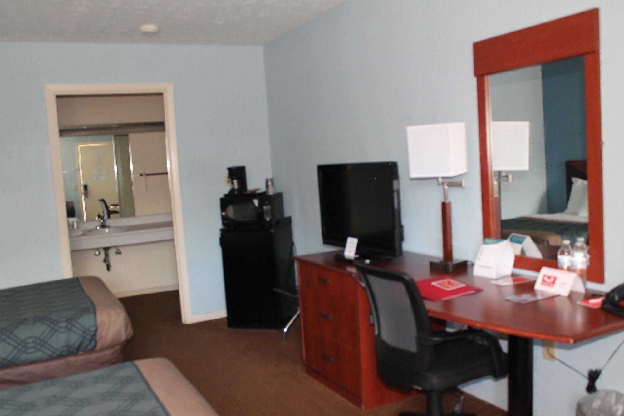 Econo Lodge Inn & Suites South Sandusky Extérieur photo